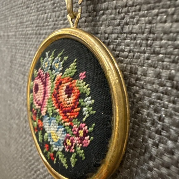 Avon Floralpoint locket - Picture 11 of 11